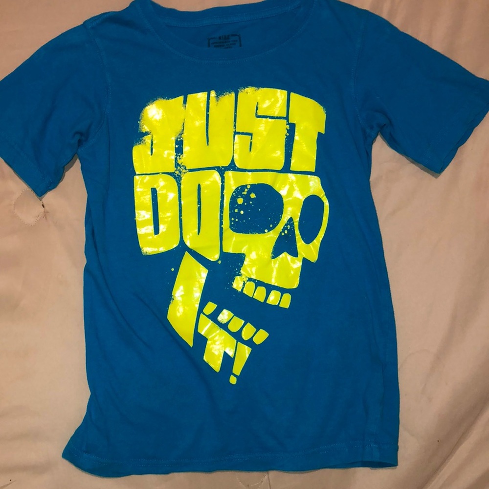Boys Nike skull shirt size youth small 8-10